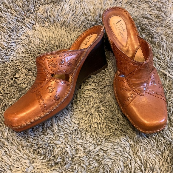 Clarks Artisan Collection Brown Leather Slip On 2.5" High Heel Shoe Size 6M - Picture 2 of 8
